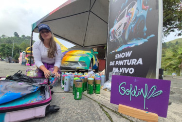 La artista Alejandra Arias, "La Goldin", dio el toque artístico a la Autoferia con esta intervención artística a un Volkswagen.