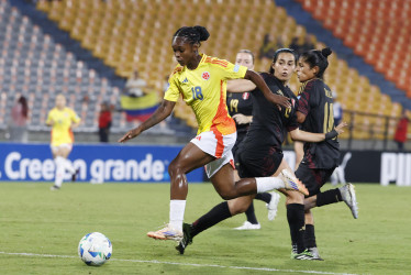 Linda Caicedo (i), de Colombia, durante el partido de la Liga de Naciones Femenina ante Perú en el estadio Atanasio Girardot, en Medellin (Colombia).