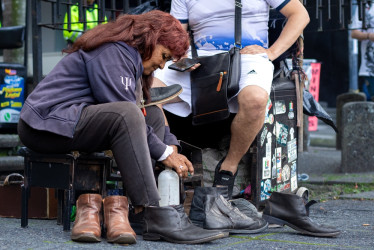 Solo ocho lustrabotas permanecen en los alrededores de la Catedral de Manizales, donde hace 30 años había decenas de ellos. Quienes llevan décadas en el oficio aseguran que ya no da para vivir. Aun así, todos los días se aferran a la clientela que les queda.