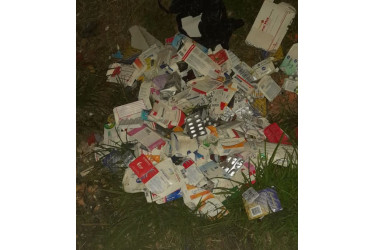 En el barrio Nuevo Horizonte de Chinchiná, los vecinos encontraron una gran cantidad de medicamentos vencidos que fueron arrojados en una zona verde del sector. Advirtieron que estos productos podrían afectar la salubridad del entorno y representar un riesgo para la comunidad.