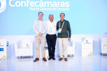 De izquierda a derecha, el presidente de Corte Suprema de Justicia, Octavio Augusto Tejeiro Duque; el expresidente de la Corte Suprema de Justicia, Harold Quiroz Monsalvo, como moderador, y Luis Alberto Álvarez Parra, Presidente Consejo de Estado.