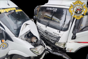 Foto | Cortesía Bomberos de Manizales | LA PATRIA  De los cinco lesionados en el choque, una mujer fue la más delicada. El bus transitaba entre Manizales y Marquetalia.