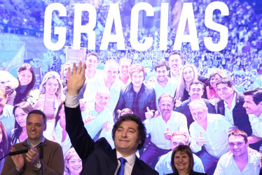 El presidente de Argentina, Javier Milei, celebró tras conocer los resultados de las elecciones legislativas este domingo, en Buenos Aires. La Libertad Avanza, el partido del mandatario, ganó los comicios con el 39 % de los votos.