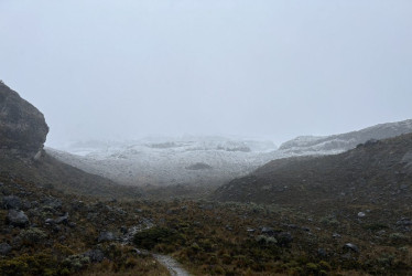  Sendero de ascenso al volcán Nevado de Santa Isabel cubierto por la nevada del viernes, 10 de octubre.