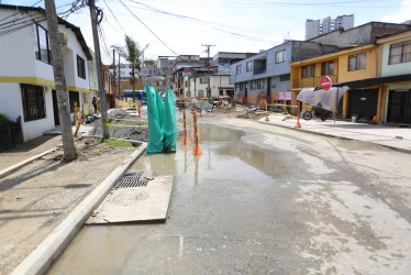 En la mañana de este jueves (2 de octubre) se reportó el daño de un tubo de gas y otro de agua en el barrio San Jorge. Ya atienden la situación. La vía se cerró.