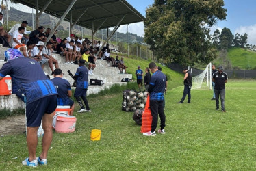 La reunión de los líderes de la barra Holocausto Norte con los jugadores y técnicos del Once Caldas. El equipo jugará este sábado con Unión Magdalena.