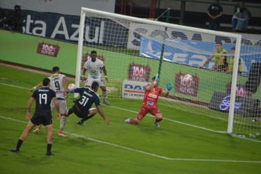 Pese a que el Once Caldas empezó ganando el partido, con gol de Jefry Zapata, el Medellín remontó y terminó anotando cinco. La falta de contundencia ofensiva del Blanco pasó factura en este encuentro.
