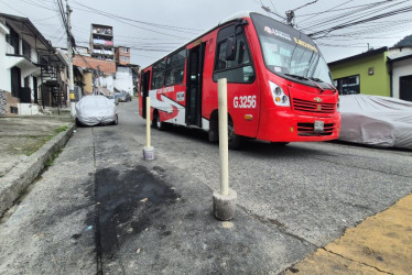 Los vecinos ubican estos postes para evitar que se parqueen vehículos en las afueras de sus viviendas.