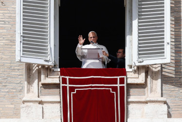 El papa León XIV presidió el rezo del Ángelus desde la ventana de su despacho con vistas a la Plaza de San Pedro, Ciudad del Vaticano, este domingo.