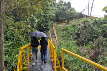 Quedaron renovados el puente peatonal y las escaleras que conectan a los barrios Villa del Río y La Leonora, en Manizales. La obra, de 40 años de antigüedad, no había tenido mantenimiento nunca, según la comunidad. La Alcaldía invirtió $92 millones en la intervención.