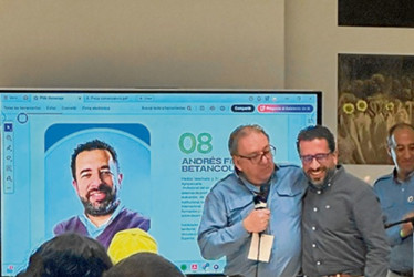 El secretario de Educación de Manizales, Andrés Felipe Betancourth, recibió un reconocimiento de Parques Nacionales por su labor ambiental en la institución.