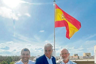 El gobernador de Caldas, Henry Gutiérrez, estuvo en una gira por España y llevó como obsequio una muestra de Ron Viejo de Caldas.