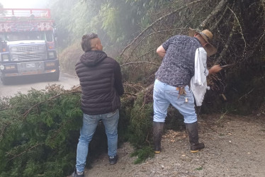 Cierre en la vía que comunica a San Bartolomé con Pácora. 
