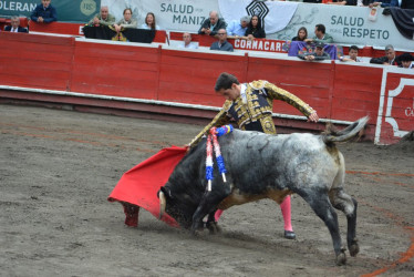 Derechazo de Sergio Moreno al novillo Cardenito de la ganadería de Salento. 