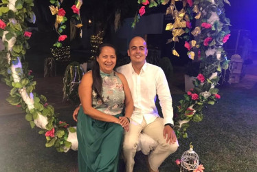 La empresaria del sector inmobiliario de Chinchiná, abogada Sonia Eucaris Botero, falleció el pasado fin de semana en el municipio. Los amigos y familiares lamentaron la pérdida de este baluarte chinchinense. En la foto, acompañada de su hijo Mateo Marín.