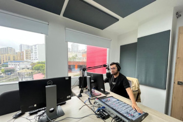Julián, docentes de la Universidad Católica Luis Amigó, en los estudios de Comunicación. 