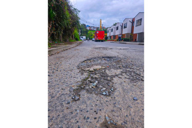 Algunos huecos que hay sobre la calle 93 en el sector de San Marcel.