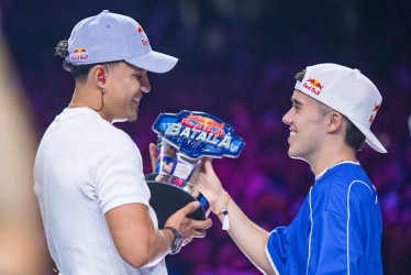 Valles-T recibe el trofeo como campeón de Red Bull Batalla Colombia 2025.