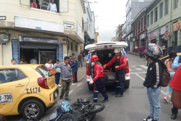 En Manizales, un motociclista sufrió una lesión de consideración en el rostro, tras colisionar con un taxi.