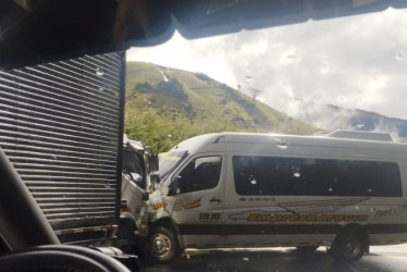  Cinco ocupantes del carro de servicio público sufrieron lesiones. Se desconocen las causas del accidente.