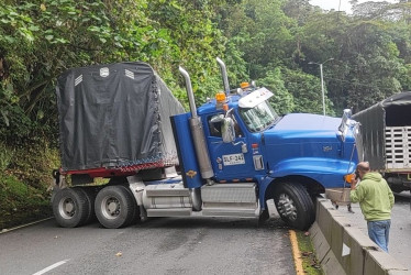 Esta es la tractomula accidentada y que mantiene cerrado el paso de Manizales hacia Medellín y Pereira.