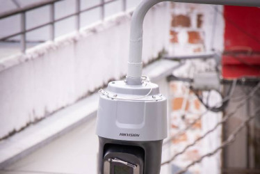 Fotos I Facebook  Un resumen de información en Caldas indica que se ponen pilas con cámaras de seguridad, entregan títulos de propiedad a familias y gestionan plata ante urgencia por deslizamiento en un barrio.