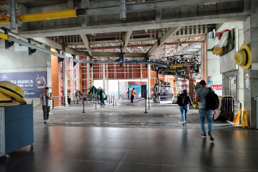  Ante la alta afluencia de pasajeros en estos días de estreno de la línea 3, se notó el sitio más espacioso y con un nuevo aire.