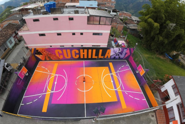 Esta es la nueva cara que tiene la cancha de la Cuchilla del Salado, la sala de recibo de esta vereda turística de Manizales.