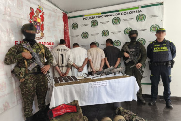 En total se logró la incautación de 2 fusiles galil calibre 5.56 mm, un revólver calibre 38 mm, 10 proveedores para fusil calibre 5.56 mm, 663 cartuchos calibre 5.56 mm