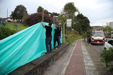 Este es el cerramiento que se hace en el parque de La Enea para comenzar las obras. La comunidad denuncia agresión de las autoridades.