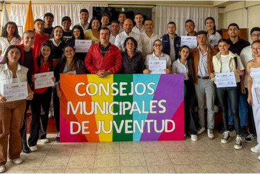 Los jóvenes que participaron en el Foro de Marquetalia en compañía de políticos, delegados de la Registraduría y autoridades locales.