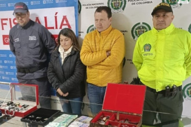 Foto| LA PATRIA  César Ramírez Botero, de 43 años, representante legal de la Constructora El Ruiz, y su esposa, Paula Milena Sepúlveda Castaño, cuando fueron detenidos por otro caso.