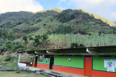 Foto I Cortesía para LA PATRIA  La escuela de la vereda Samaria está rodeada de montañas con cultivos de plátano, café y caña. Allí piden señal de internet .