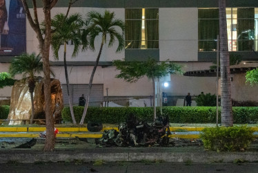 Una persona falleció y otras dos resultaron heridas tras la explosión de un vehículo en los exteriores de un centro comercial, ubicado en el centro financiero de Guayaquil, 