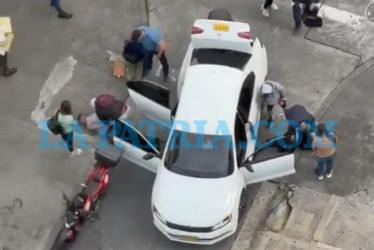 A los presuntos extorsionistas los capturaron a un costado de la Gobernación de Caldas, luego de recibir el dinero del empresario.