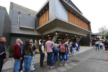 Usuarios copan la estación El Cable, en la línea 3 del cable aéreo de Manizales, para estrenar la obra, viajar cómodos o evitar trancones.