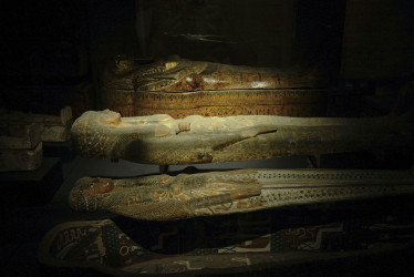 Vista de una de las salas del Museo de Antigüedades Egipcias de El Cairo, que alberga aún colecciones dedicadas a la civilización faraónica, con estatuas, sarcófagos y objetos funerarios de distintas dinastías.