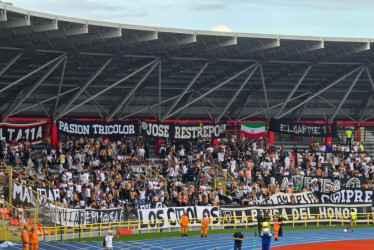 Unos 400 integrantes de Holocausto Norte llegaron a Villavicencio para apoyar al Once Caldas. Se destaca el ambiente de camaradería con los hinchas de Llaneros.