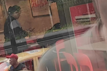 La víctima quedó sentada al interior del restaurante. Dosquebradas suma 80 homicidios en 2025