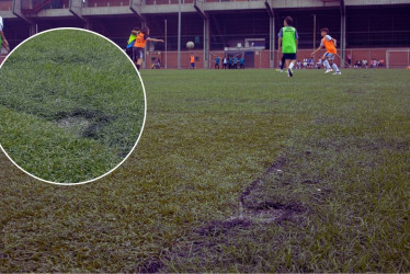 Estos son los huecos de la cancha auxiliar de Manizales que tienen inconformes a los deportistas. El tapete cumple tres años y nueve meses de instalado y ya presenta anomalías. La Alcaldía explica lo que sucede.