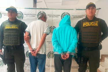 Las investigaciones y seguimientos permitieron ubicarlos en Mallama Piedrancha, municipio nariñense, en donde los detuvieron durante un procedimiento de toma de antecedentes en un bus de transporte público que se movilizaban a Tumaco. 