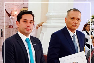 El magistrado (derecha) Recibió la Orden Cacique Ocuzca, el máximo galardón que concede la localidad. Fue durante las Fiestas del Regreso del 2024 de Anserma, en el grado de Gran Oficial, en un acto público realizado en la Parroquia Santa Bárbara, donde se reconocieron sus méritos y su aporte al país.