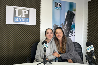 Mariana y Susana Mejía Hincapié, primas del ciclista Martín Arango Hincapié, quienes promueven una campaña en su honor y piden justicia para su caso. 