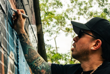 El artista agradeció el mural y alentó a los jóvenes a que sigan sus sueños 