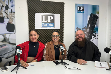   Nadia Yoghini, María Politas y Víctor Jones, conocido como Mr. Jones, integrantes de Ice Beer Yoga 2025 