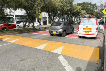 Frenan el deterioro de reductores de velocidad: esta es la mejora vial que tiene la avenida Santander de Manizales. Una ciudadana opina y plantea la instalación de semáforos.