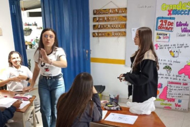 La información la están llevando a los colegios para que los estudiantes conozcan de la importancia de votar. 