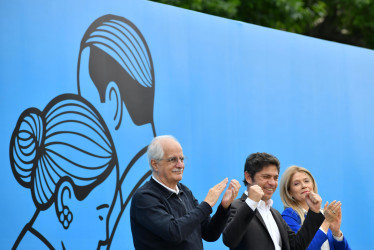 De izquierda a derecha: El candidato a la Cámara de Diputados de Argentina, Jorge Taiana; el gobernador de la provincia de Buenos Aires y referente peronista, Axel Kicillof; y la vicegobernadora, Veróncia Magario, asisten a un acto con ocasión del 80 aniversario del nacimiento de su movimiento este viernes, en Buenos Aires (Argentina).