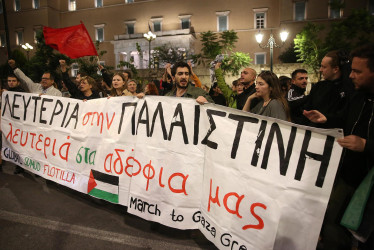 Manifestantes protestan en solidaridad con el pueblo palestino y por la intervención de la marina de Israel contra la Flotilla Global Sumud (GSF) que intenta romper el bloqueo de Gaza, frente al Ministerio de Asuntos Exteriores, en Atenas, Grecia, este 1 de octubre del 2025.