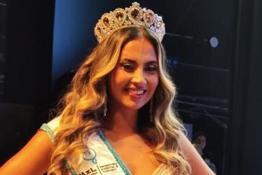 Geraldine Duque Marín con la banda y la corona que la identifican como la Reina de la Feria de Manizales 2026.